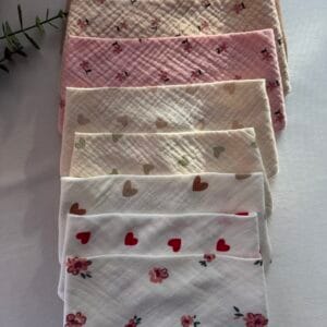 Desenli 4 katlı müslin bebek önlüğü koleksiyonu, çiçekli ve kalp desenli farklı renk seçenekleri