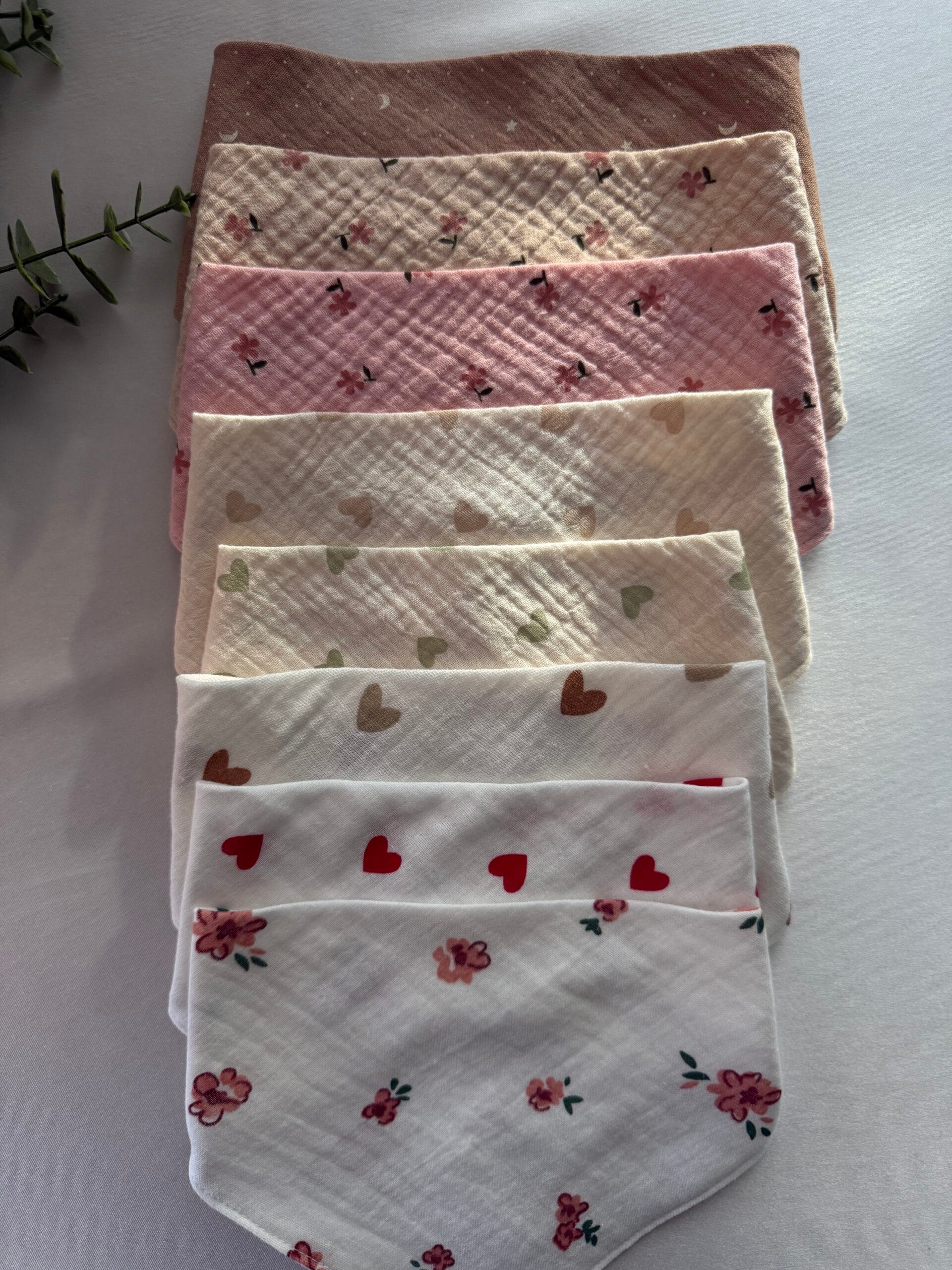 Desenli 4 katlı müslin bebek önlüğü koleksiyonu, çiçekli ve kalp desenli farklı renk seçenekleri