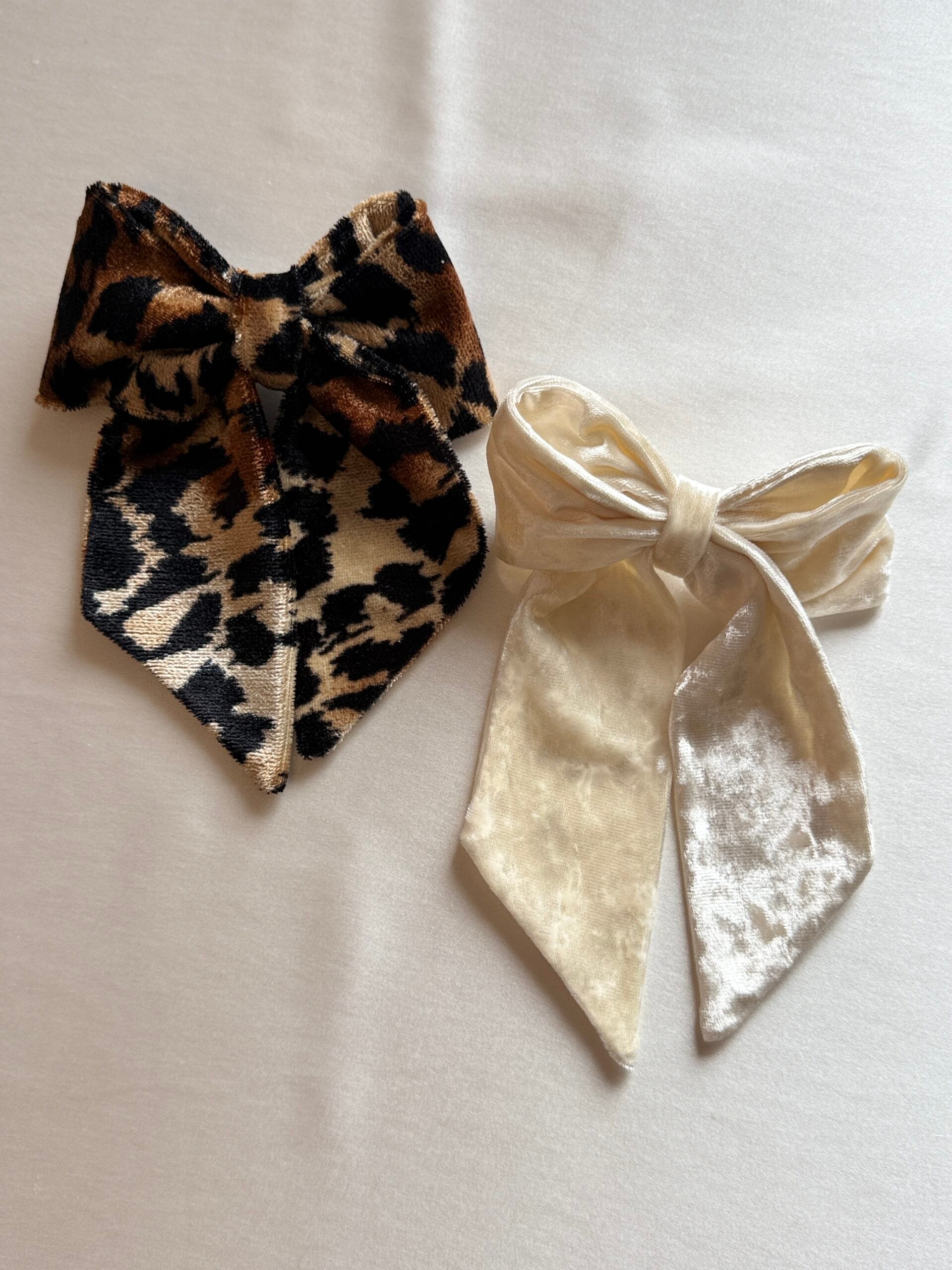 Leopar ve Krem rengi kadife fiyonk toka