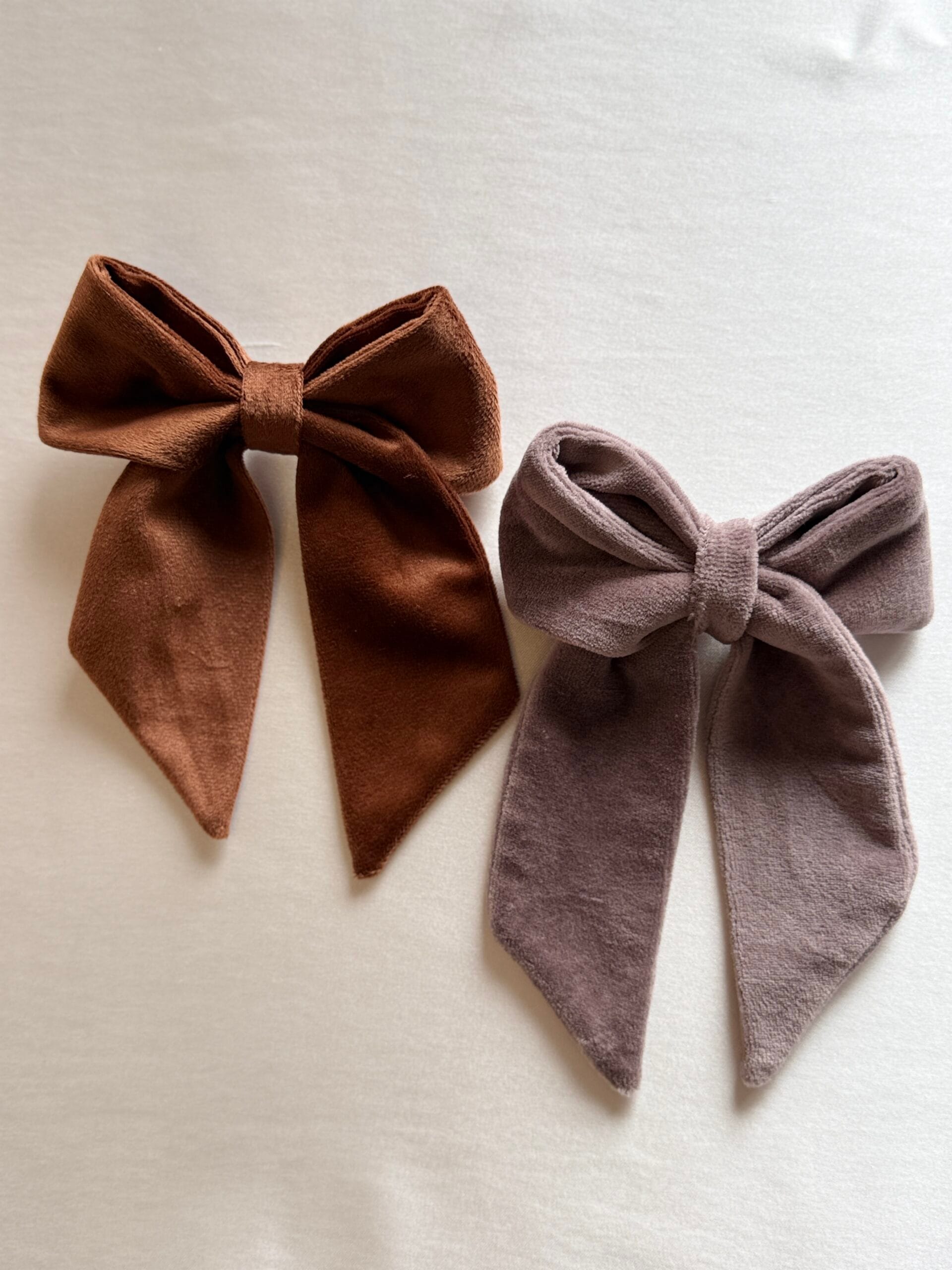 Kahverengi ve mürdüm renkli kadife fiyonk toka