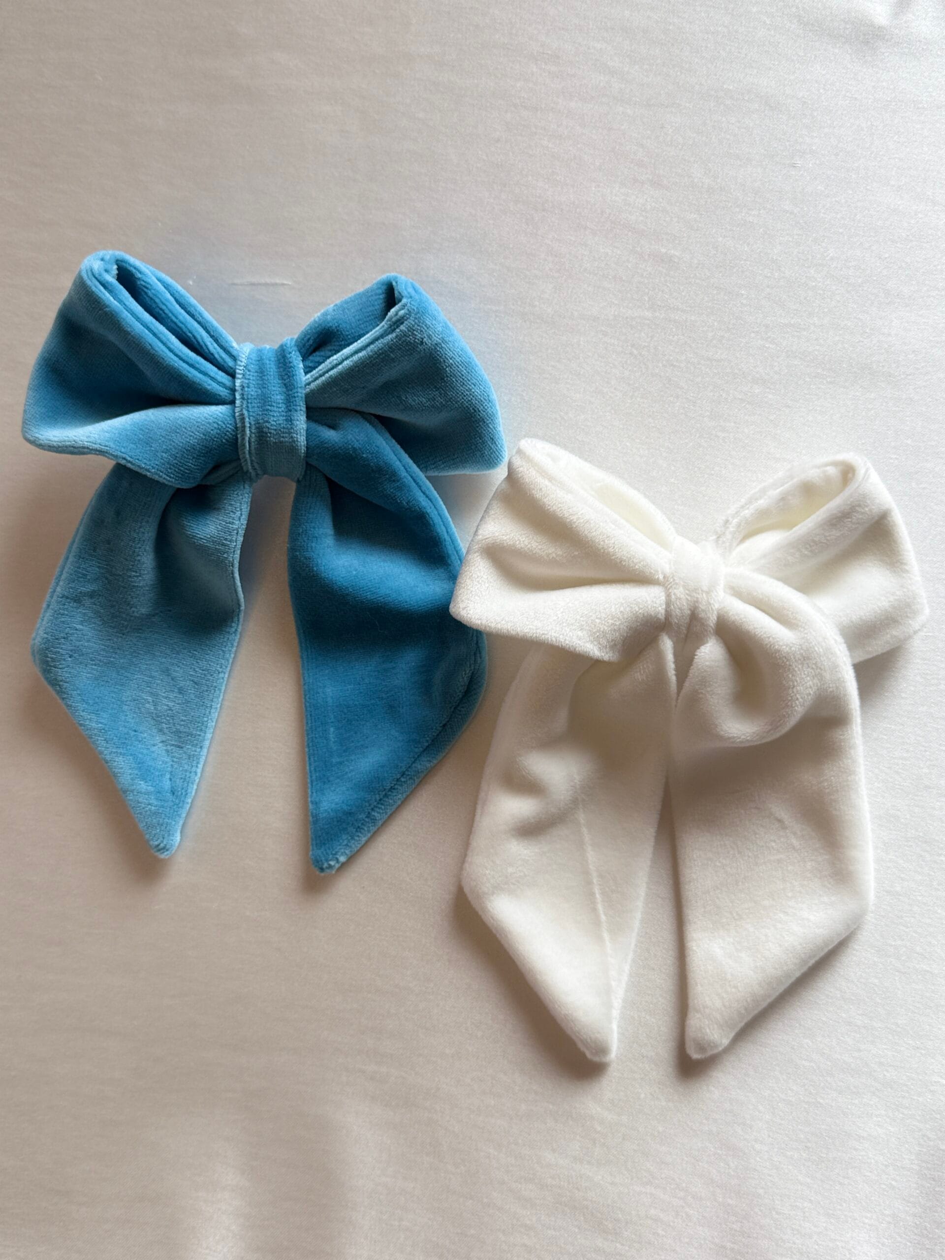 mavi ve bayaz kadife fiyonk toka