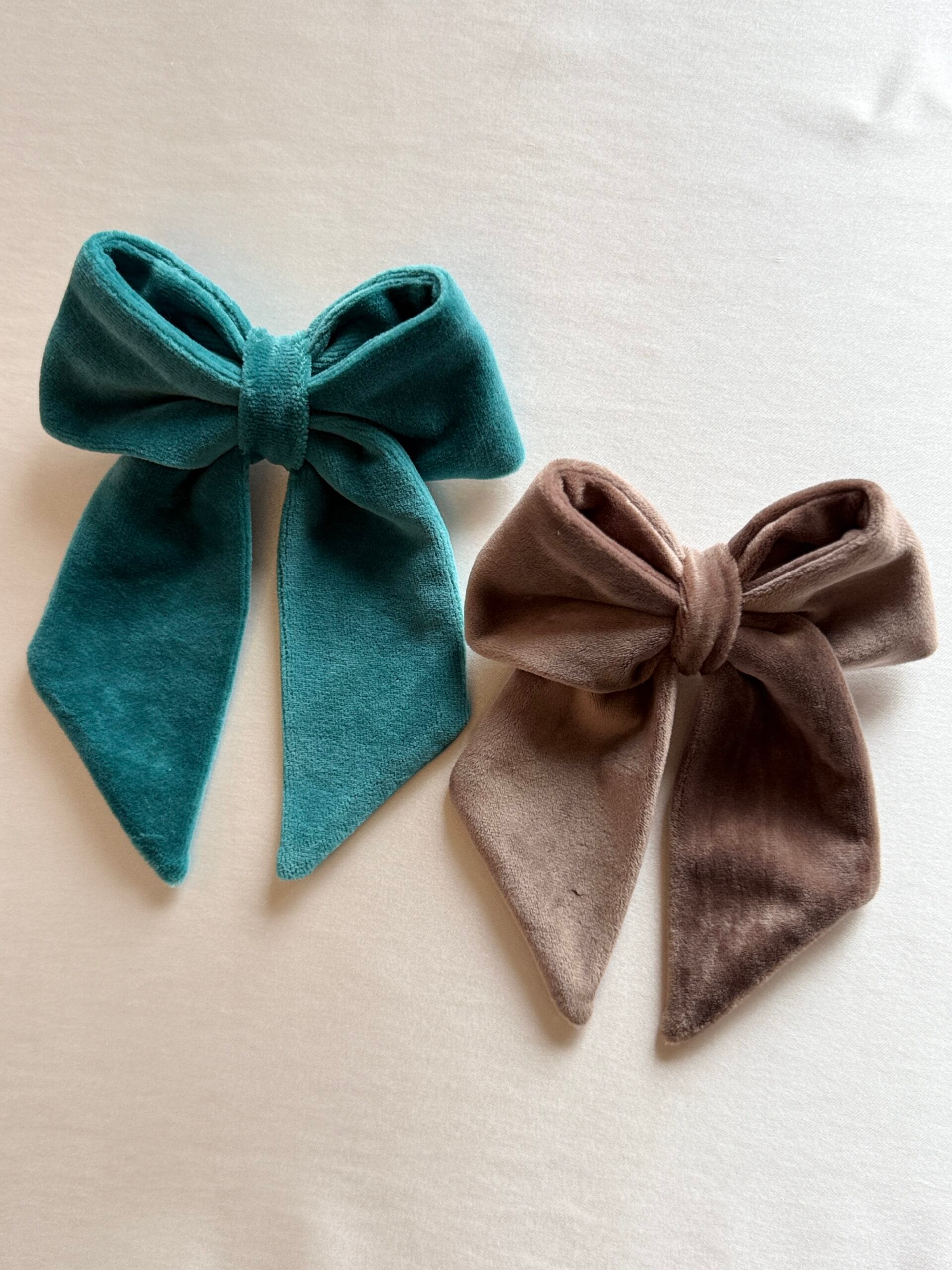 Turkuaz ve kaya renklerinden fiyonk kadife toka