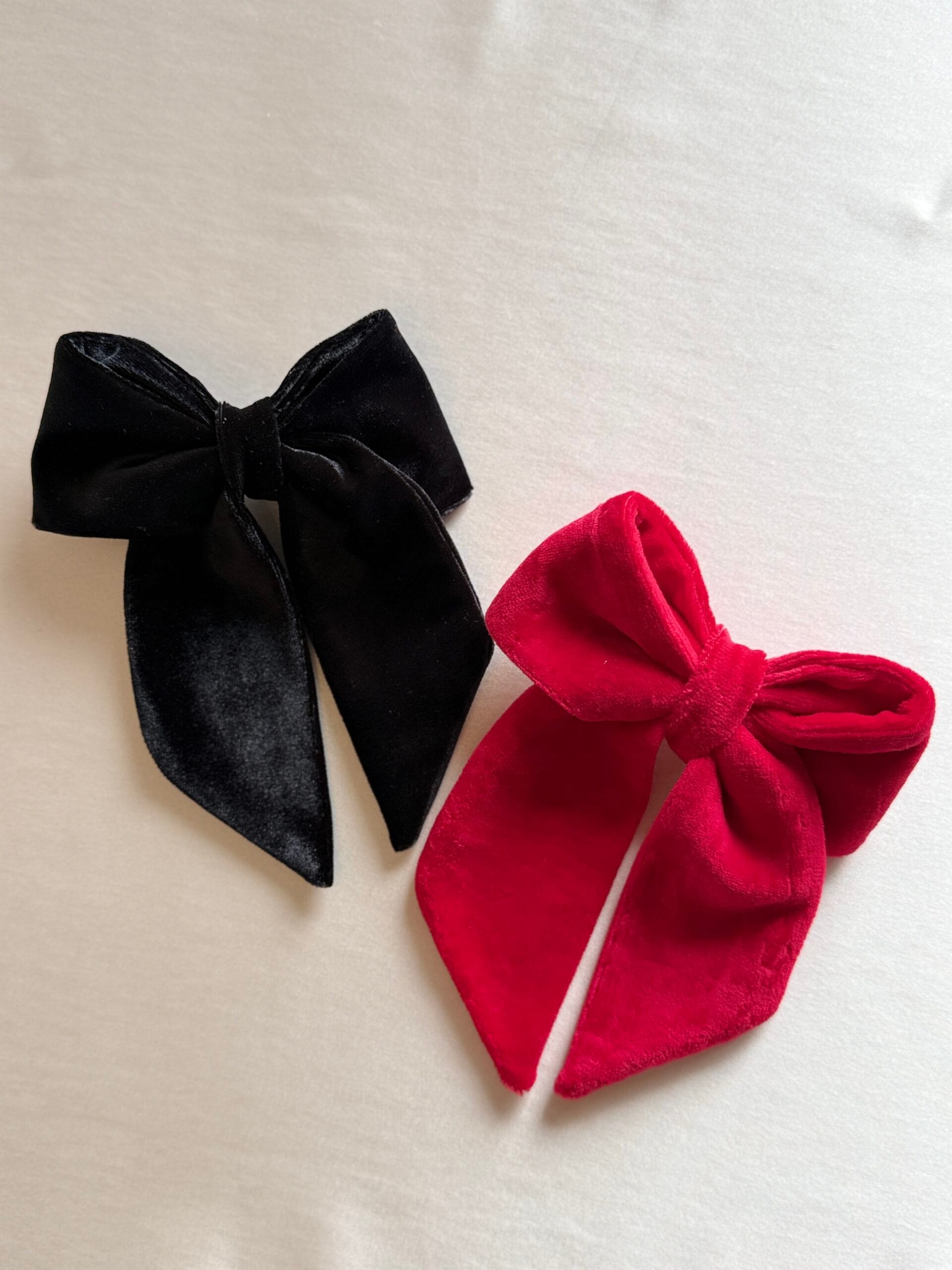 siyah ve kırmızı renkli kadife toka