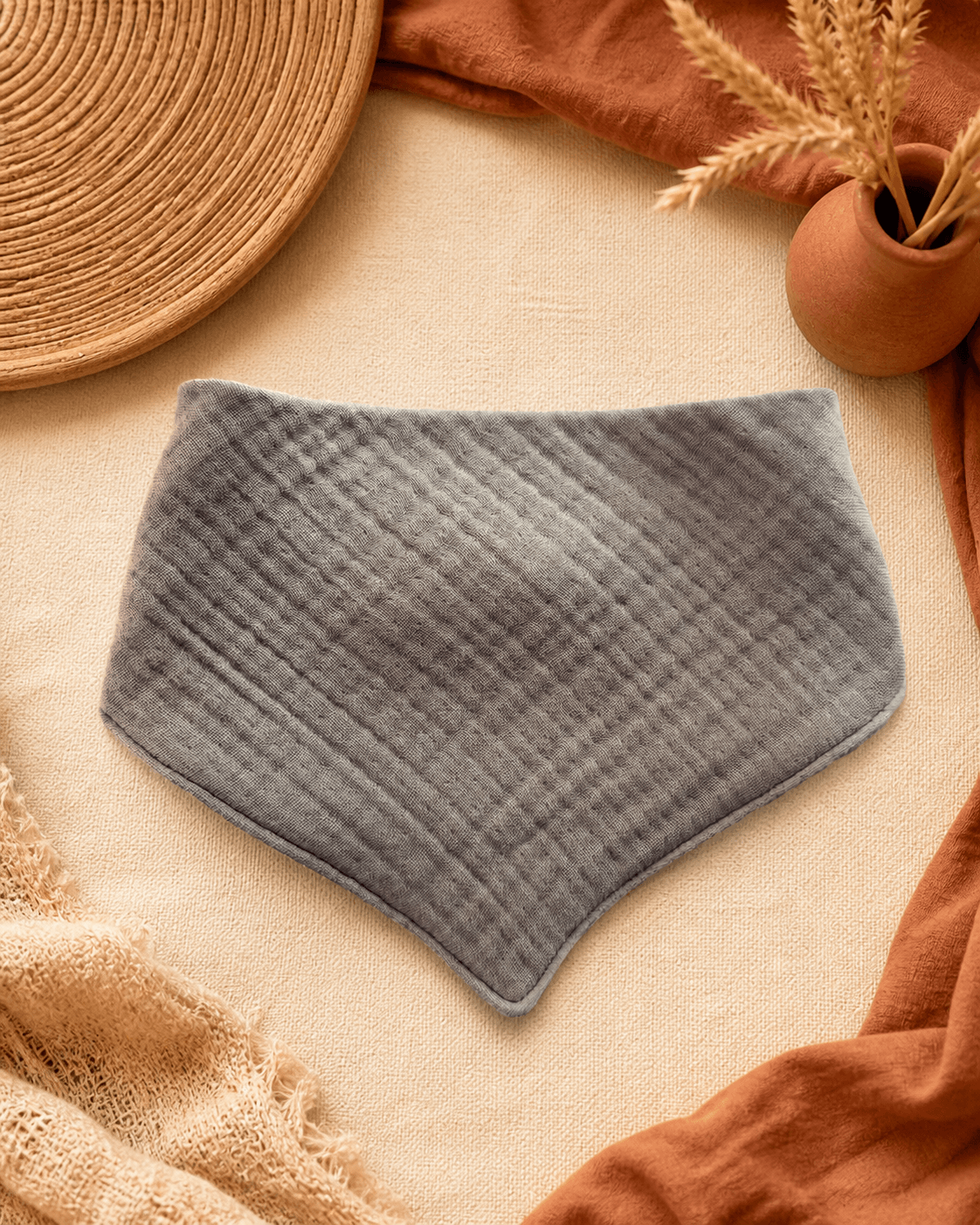 Taş Gri 4 katlı müslin bebek salya önlüğü, unisex kullanıma uygun sade rengi, yüksek emiciliği ve çift çıtçıtlı yapısıyla günlük kullanım için idealdir.