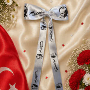 Atatürk Silüetli Saten Toka – Klips ve Ürün Görünümü Atatürk silüetli saten toka ürün ve metal timsah klips görünümü