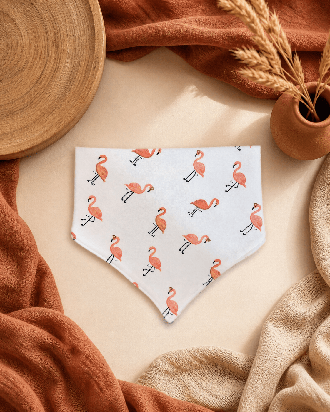Flamingo desenli bebek penye salya önlüğü, pembe kuş figürleri ve pamuklu kumaşıyla günlük kullanıma uygun sevimli önlük.