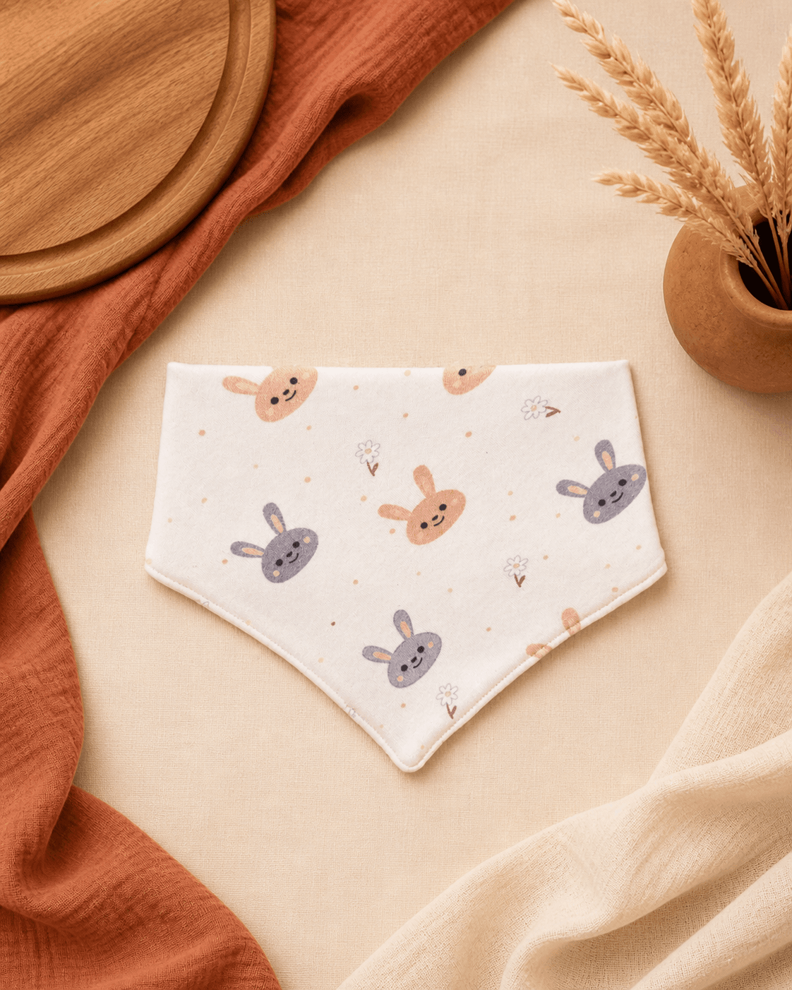 Tavşan desenli bebek penye salya önlüğü, pastel tavşan figürleri ve yumuşak kumaşıyla günlük kullanıma uygun bebek önlüğü.
