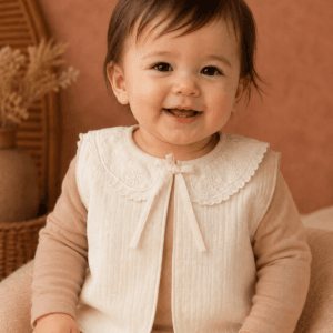 4 kat müslin bebek yelek bebek üzerinde