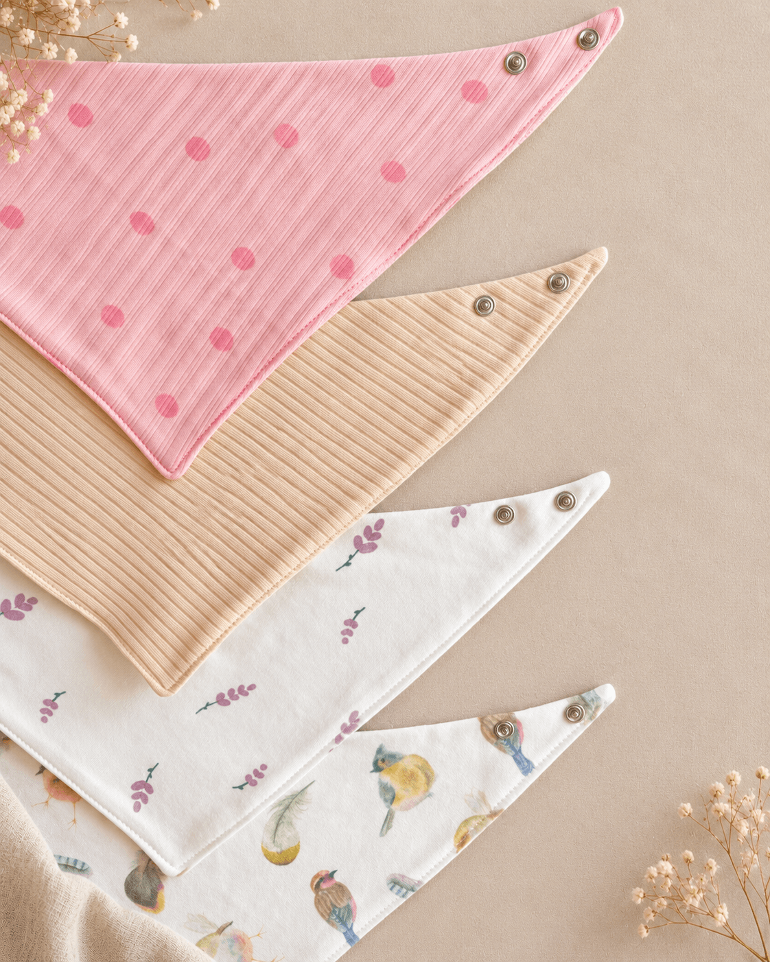 pastel 4'lü penye salya önlüğü seti çift çıtçıt ve pamuk kumaş yakın plan