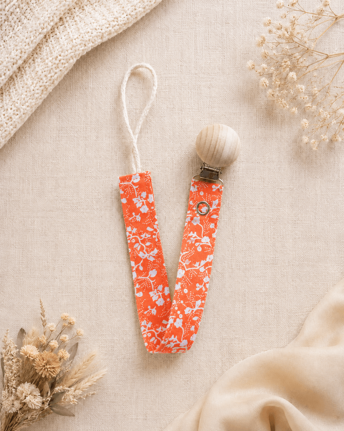 Mercan Çiçek Desenli Emzik Askısı – Çıkarılabilir Ahşap Klipsli ürün görünümü
